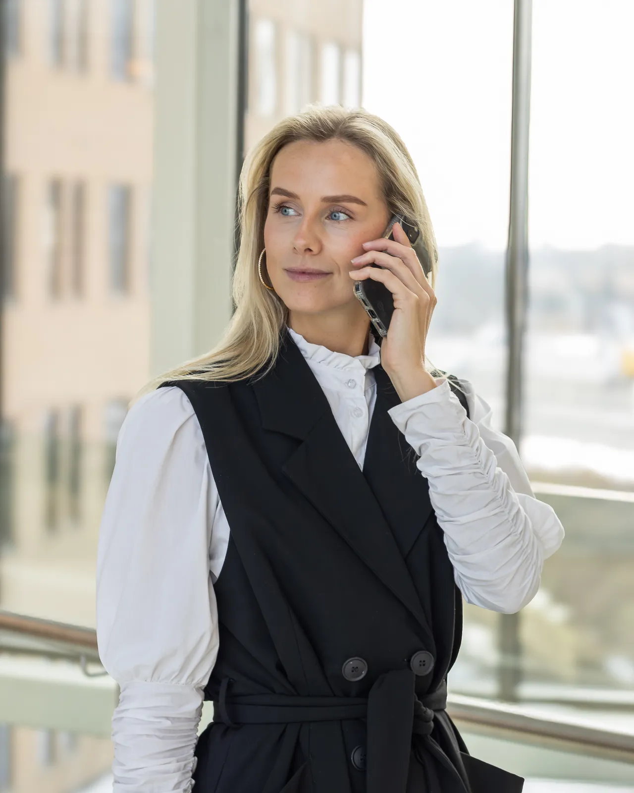 Managing consultant Eline in gesprek met advocaat over salaris