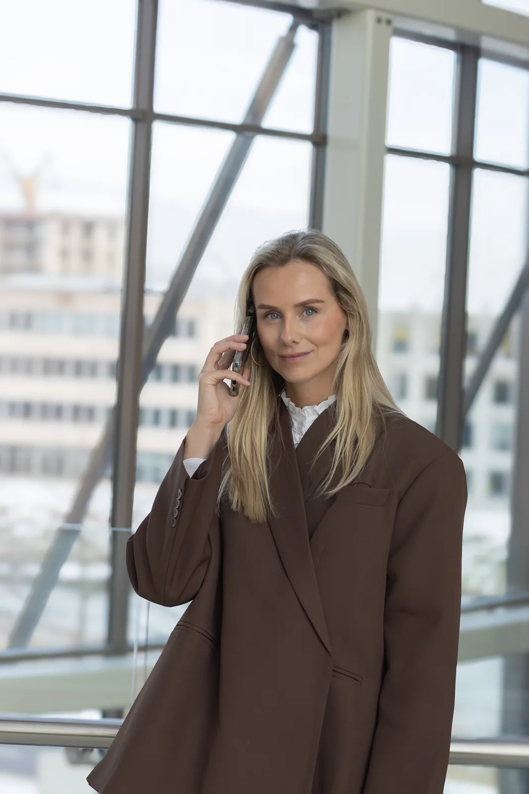 Managing consultant Eline in gesprek met advocaat over salaris
